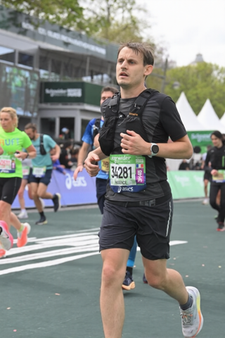 Maxence running the Paris Marathon